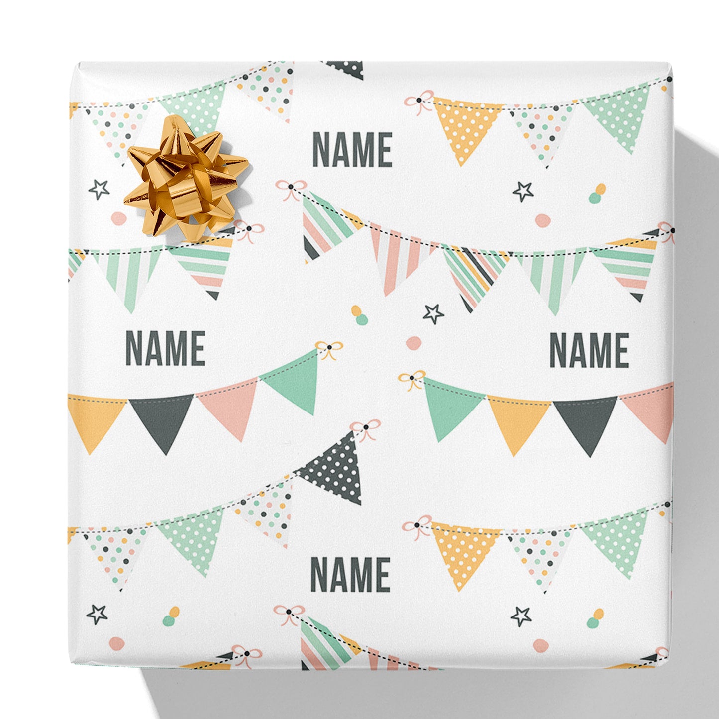 Buntes Geschenkpapier mit Wimpel und Namen